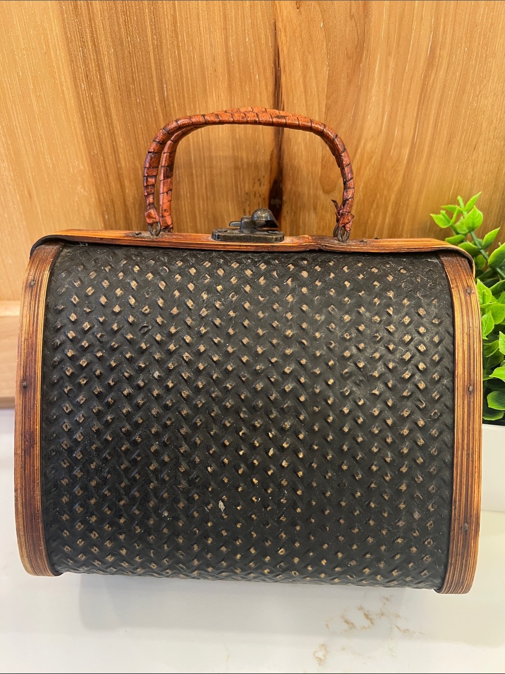 Vintage Woven Rattan tin style hand bag with bamboo handles and wood trim - Picture 5 of 5